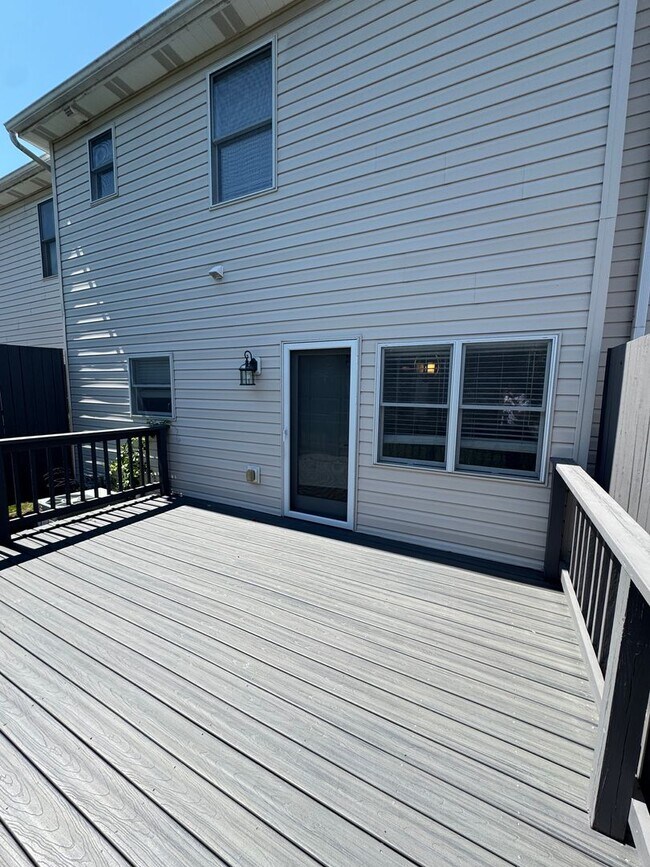 Building Photo - 2 Bed 2 full and 2 1/2 Bath- Imperial PA