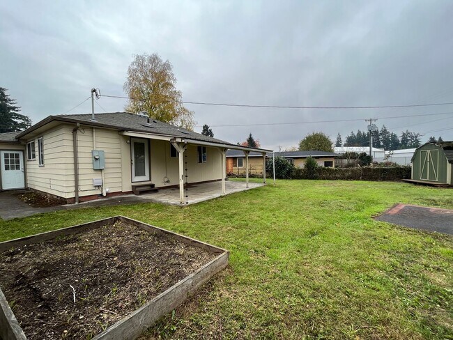 Building Photo - Charming 2 Bed 1 Ba House in Gladstone - Garage, Washer and Dryer, Landscaping Including!