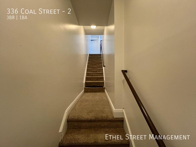 Building Photo - Spacious Newly Renovated 3 Bedroom Apartment