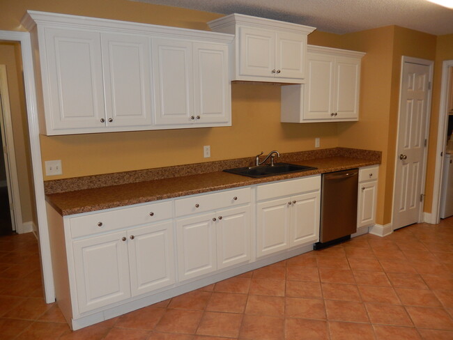 Large Kitchen with Stainless Steel Appliances - 319 Southern Comfort Dr