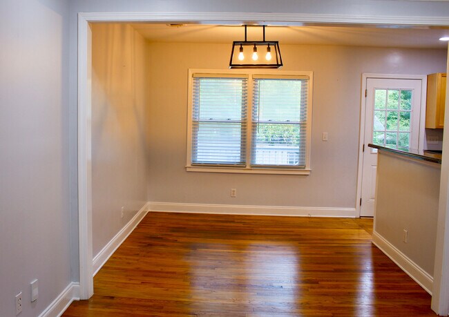 Building Photo - 2287 Vistamont Dr