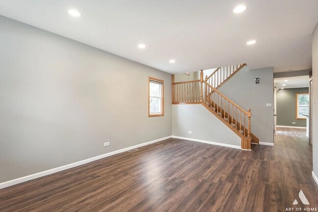Building Photo - Beautiful Townhouse In Naperville
