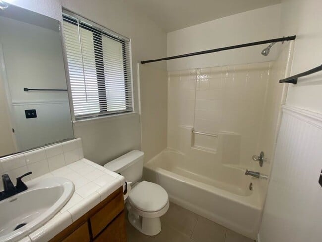 Building Photo - 1947 Henshaw Ave