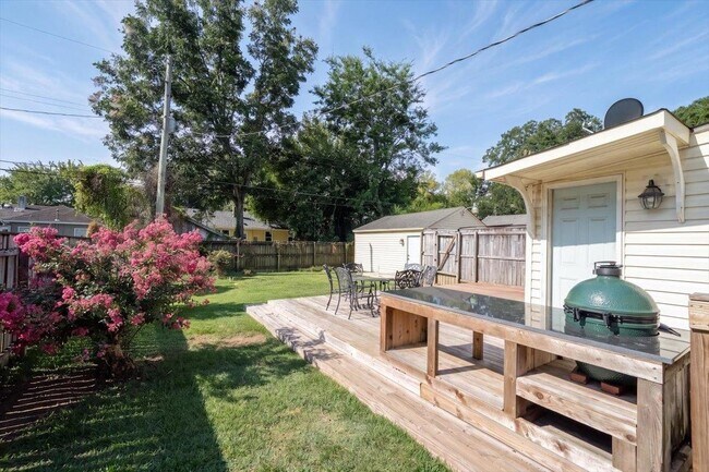 Building Photo - 3733 Charleswood Ave