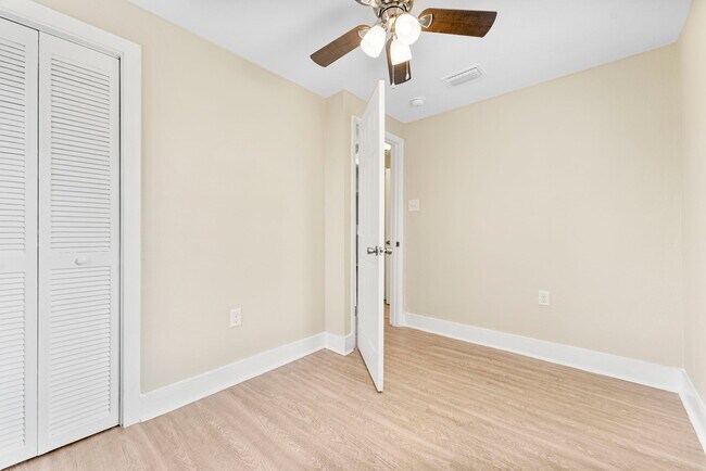 Building Photo - 1020 E 14th St