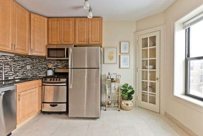 Building Photo - 1824 N Lincoln Park W