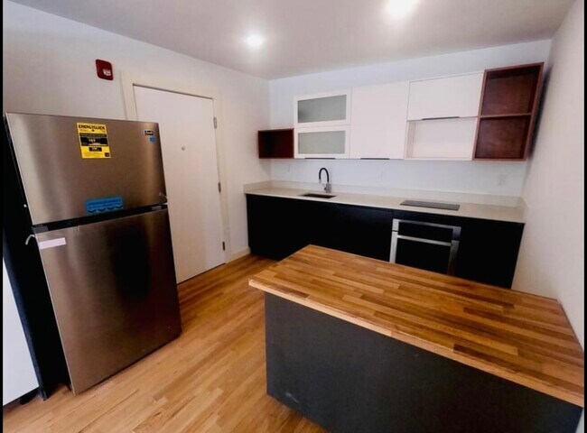 Kitchen with movable island - 35 Springside Ave