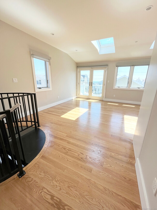 Building Photo - 6 Silver St