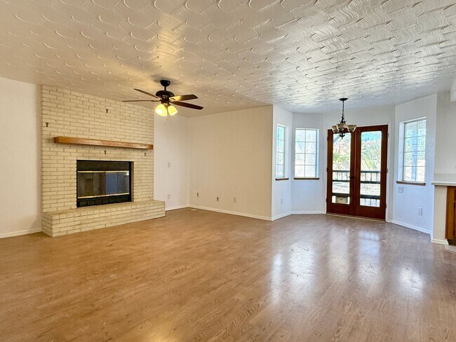 Building Photo - NORTHWEST SOLAR HOME - AVAILABLE NOW!