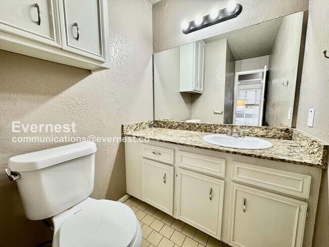 Building Photo - 3-bedroom, 2.5-bathroom Home with Garage /...