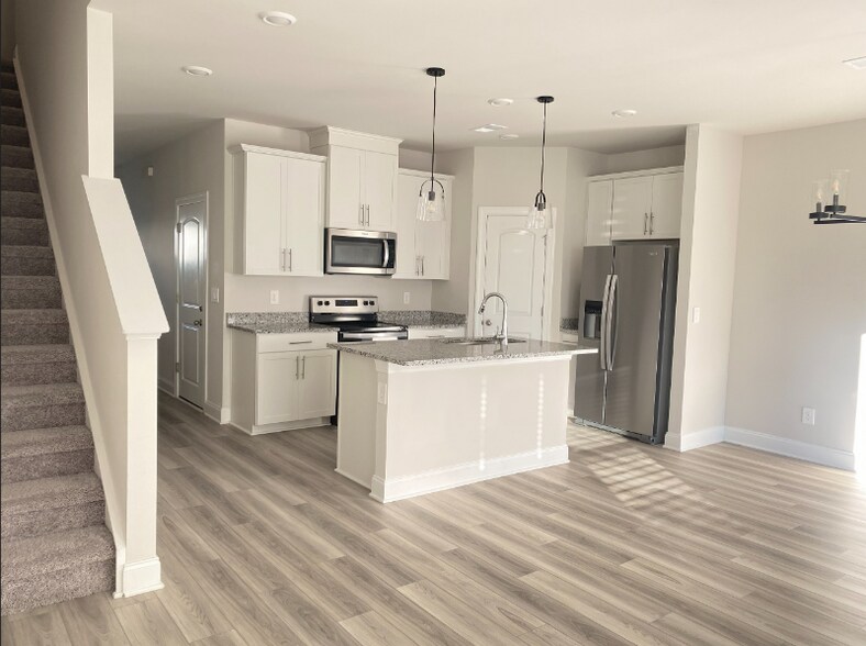 Building Photo - 4550 Skywood Ln