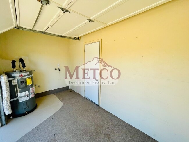Building Photo - Spacious 4 Bedroom House In Springfield!