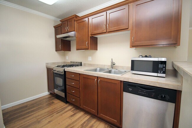 Building Photo - Light and Bright Remodeled Studio Condo in Convenient Bethany Location