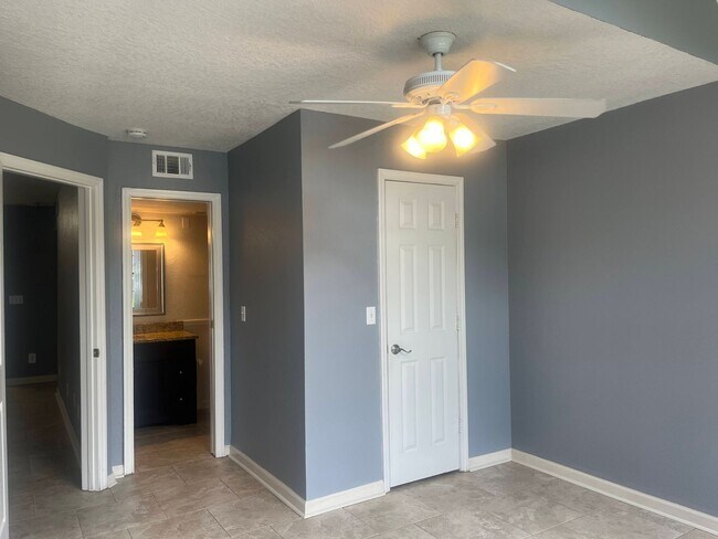 Building Photo - 315 Lakepointe Dr