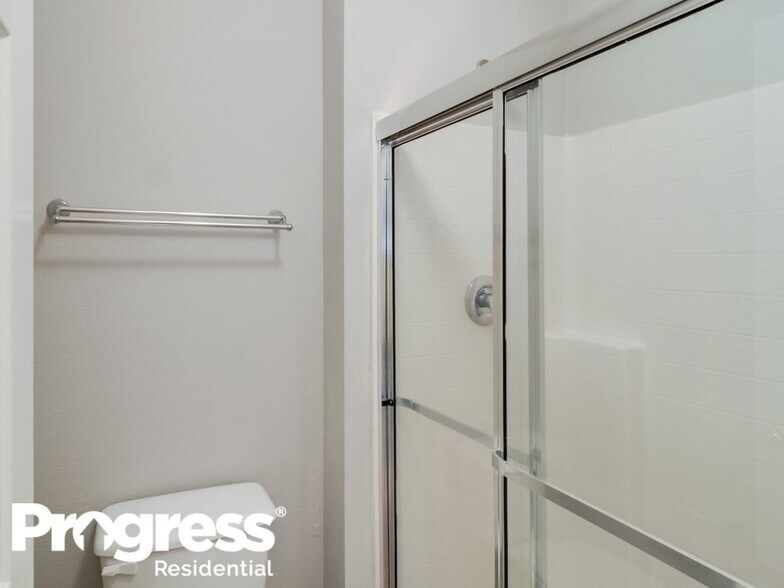 Building Photo - 8448 Oak Crossing Dr W