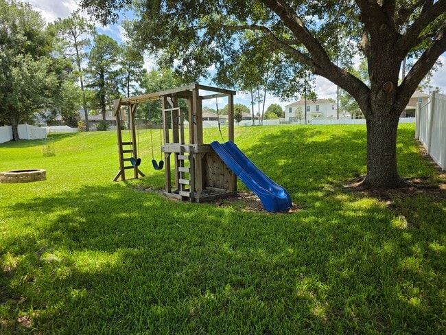 Building Photo - Large Home On Cul-De-Sac!