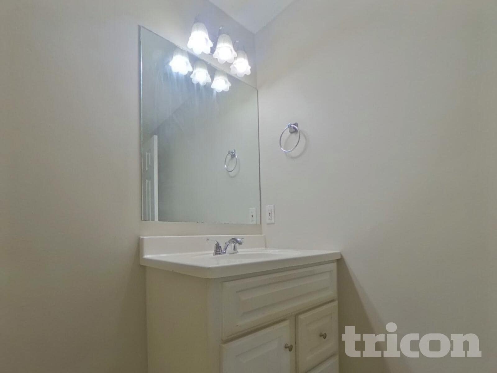 Building Photo - 6402 Hillview Ln