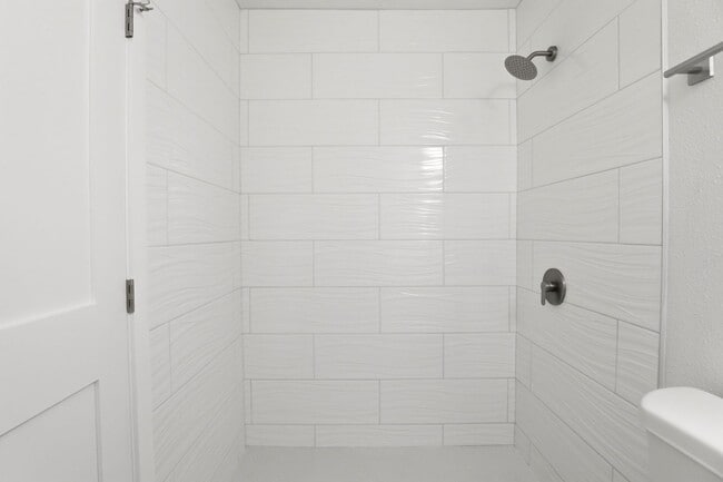Building Photo - Modern Living Awaits in This Renovated Oviedo 3BR Duplex