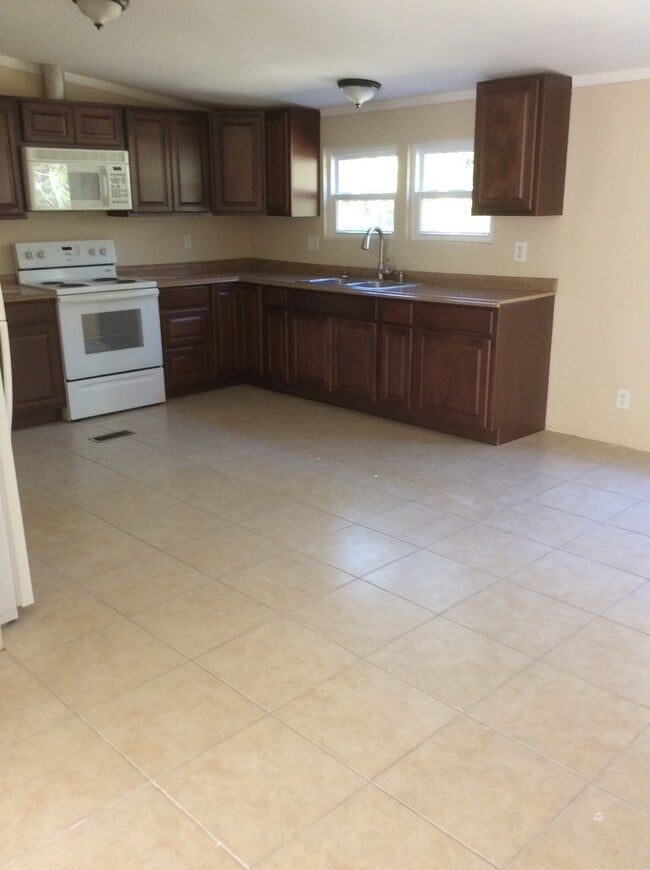 Building Photo - Large 4 Bedroom 2 bath DWMH