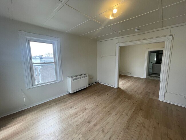 Building Photo - Clean & Updated 1BR Close to Downtown – $1200 Available Now