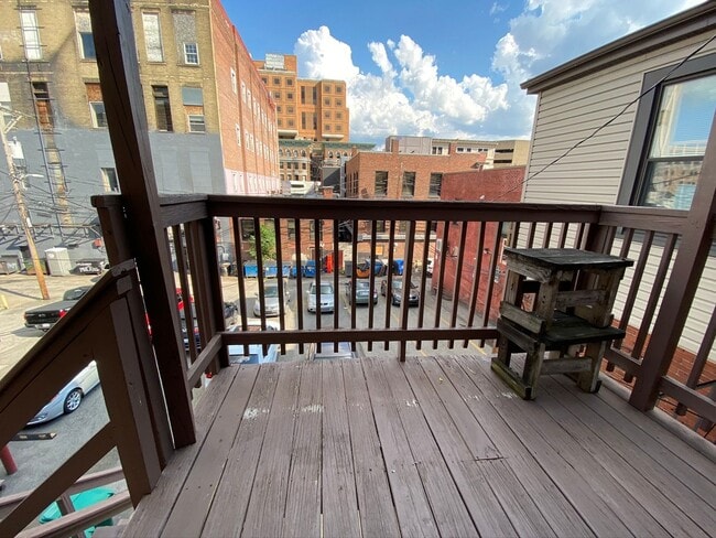 Building Photo - Great One Bedroom on Fifth Ave in Oakland!...