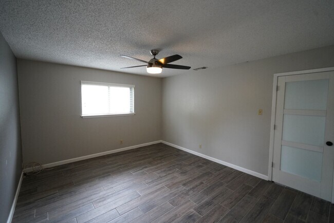 Building Photo - Updated home in established Schertz Neighb...