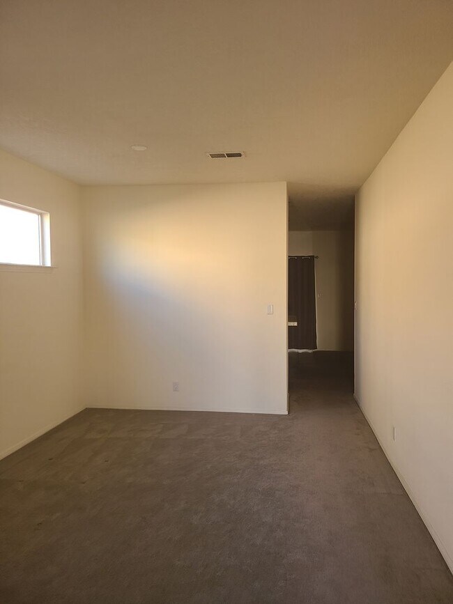 Building Photo - Beautiful 3BR/2BA home in Great NE Heights...