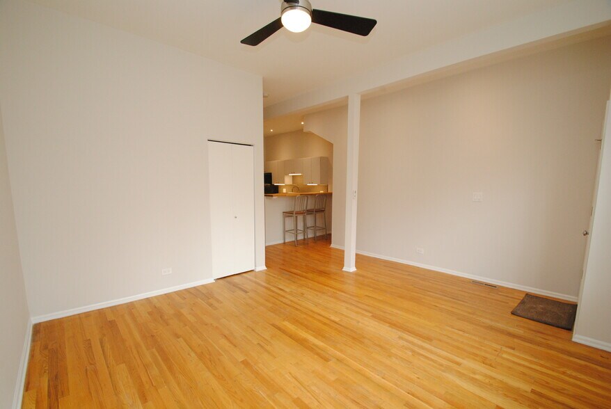 Building Photo - 711 N Hoyne Ave