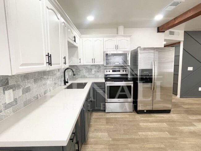 Building Photo - 423 S Terry Ln