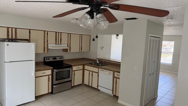 Building Photo - Two bedroom one bathroom, one car garage