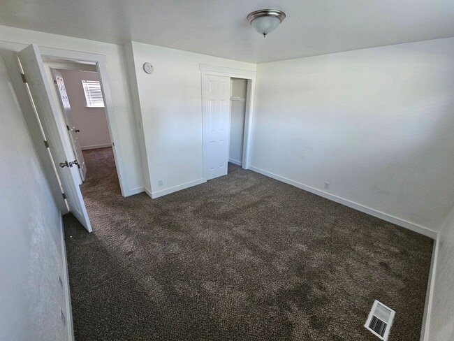 Building Photo - 580 S 470 E