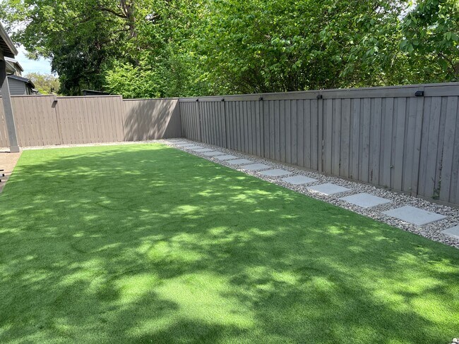 Building Photo - 4940 SE Oakhurst St