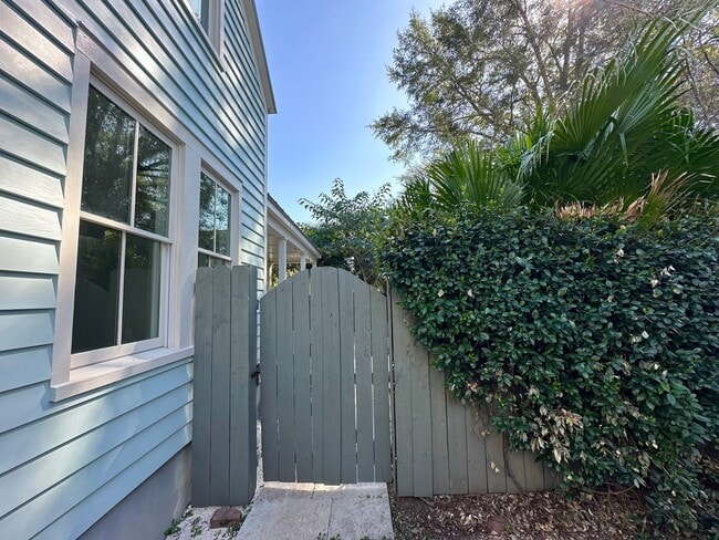 Building Photo - Charming Private Carriage Home in Downtown...