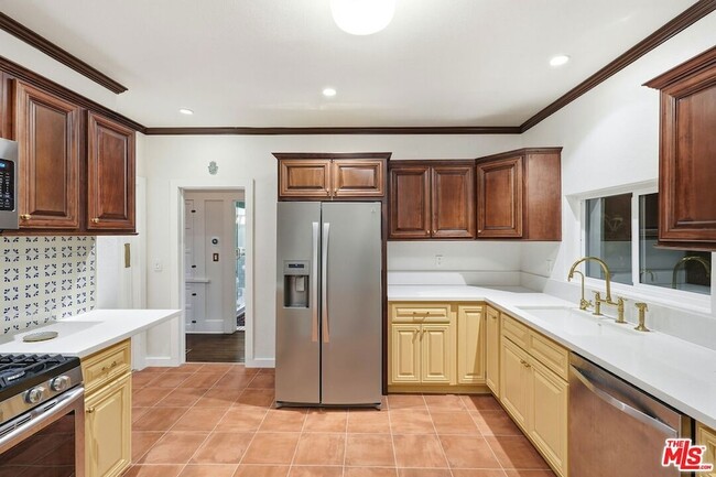 Building Photo - 1458 W 48th St