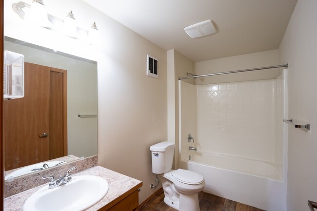 Building Photo - 3 BEDROOM TOWNHOME IN ARLINGTON