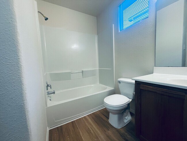 Building Photo - 4 bed 2 bath home in Huning Ranch.