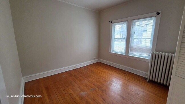 Building Photo - 2 bedroom 1 bath main level with office and porch.