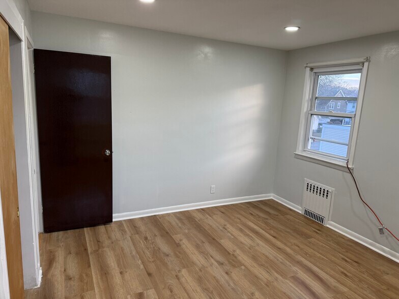 Building Photo - 93 Clunie Ave