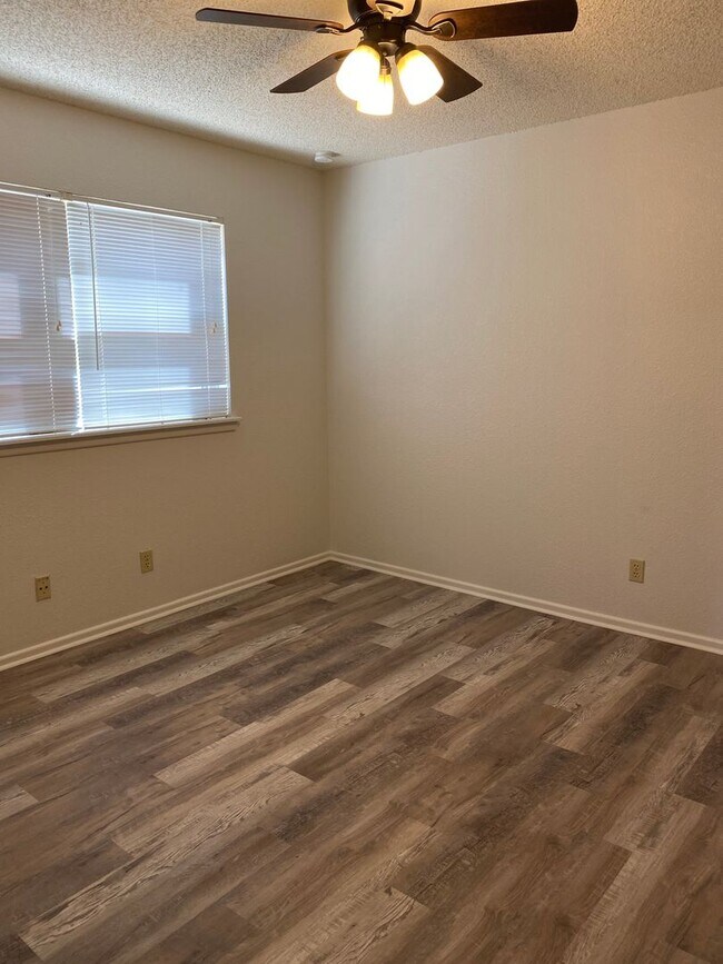 Building Photo - Eastside Beauty with an updated kitchen and sunroom