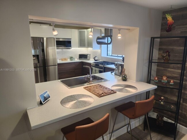 Building Photo - 831 Plover Ave