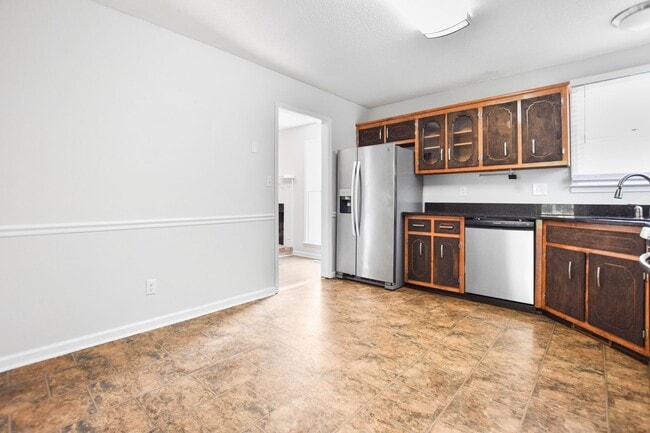 Building Photo - Pet Friendly Three Bedroom!