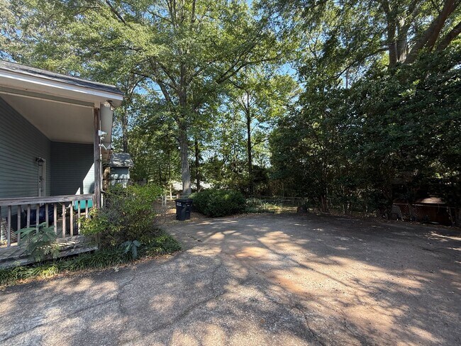 Building Photo - 1402 Northgate Dr