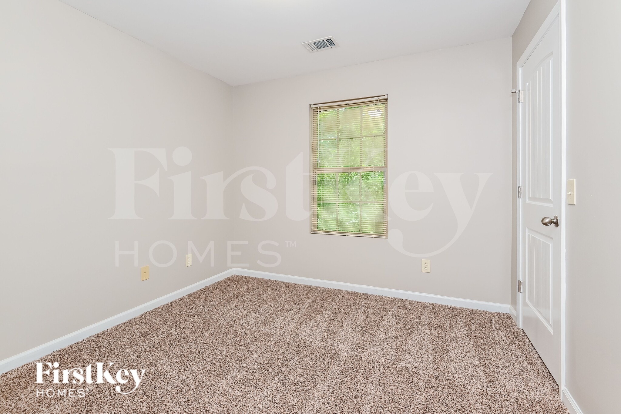 Building Photo - 380 Pine Tree Dr