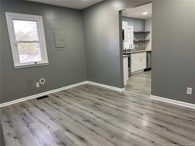 Building Photo - 413 Country Club Dr