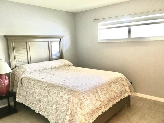 Building Photo - 9410 N Hollybrook Lake Dr