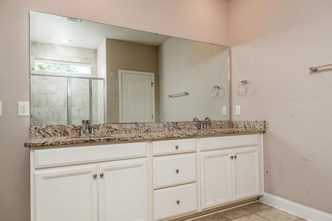 Building Photo - 1208 Ficus Dr