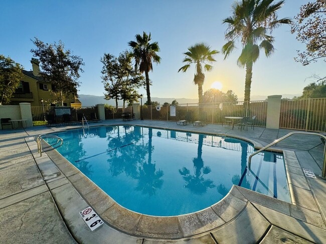 Building Photo - Lovely Townhouse Located in Lake Elsinore!