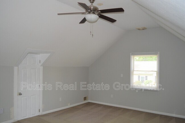 Building Photo - 6057 Rosslyn Ave