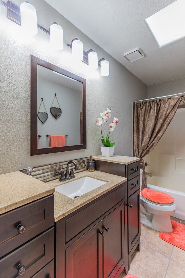 Building Photo - 3 bed 2 bath beautiful home!