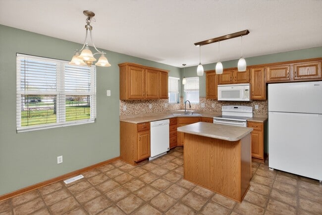 Building Photo - SPACIOUS COMFORT!! 3 Bedroom, 2 Bathroom House in Ankeny!